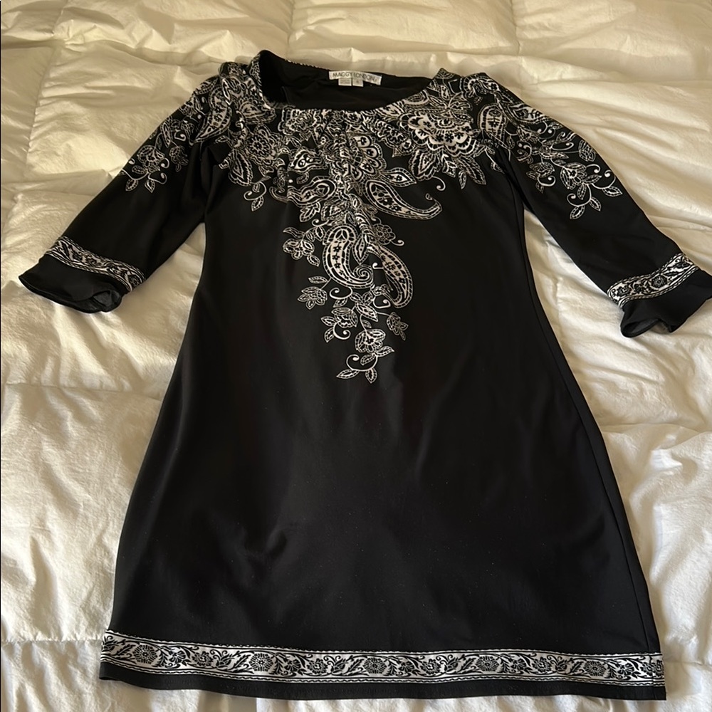 Maggy London. Black Dress w/White design. Made in Sri Lanka Size 4.